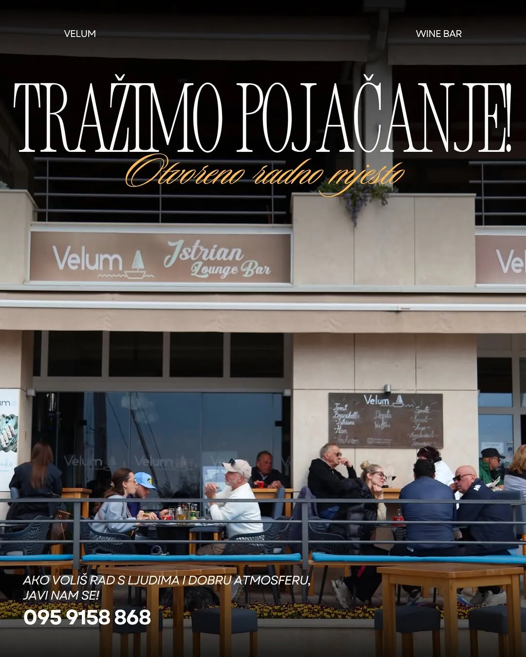 Gosti na terasi ispred Veluma, uz natpis Tražimo pojačanje